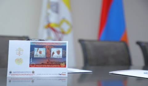 Երկու նամականիշով նոր գեղաթերթիկ՝ «Հռոմի քահանայապետերի առաքելական այցերը Հայաստան» թեմայով