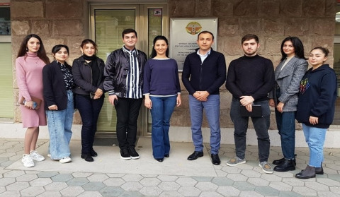 Artsax Ombudsmanı Azərbaycanın cinayətlərini sənədləşdirən tələbələrlə görüşüb