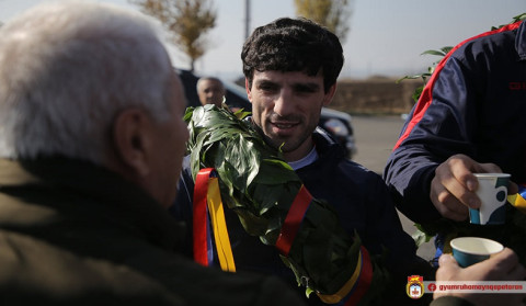 Gümrüdə dünya çempionatında bürünc və gümüş medal qazanan idmançılar Hovhannes Baçkov və David Çaloyan qarşılayıblar
