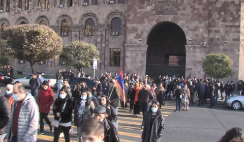 Բողոքի ակցիա՝ Կառավարության շենքի առջև