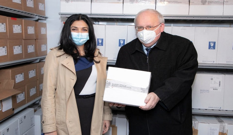 Ambassador of Poland handed over to Lena Nanushyan donated batch of “AstraZeneca”