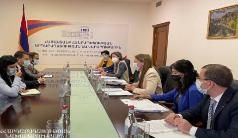 Əsirlərin dərhal azad edilməsi prioritet məsələdir: Karen Andreasyan AŞ nümayəndələri ilə görüşüb