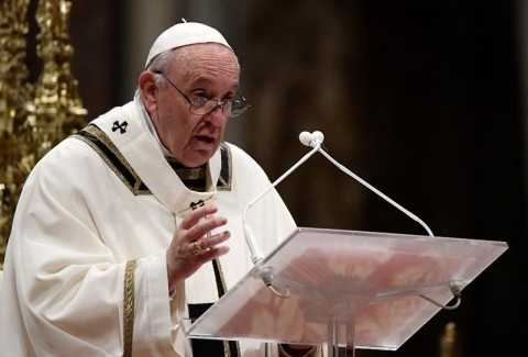 Pope calls for helping the poor in Christmas Eve mass