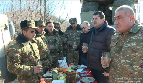 Արցախի նախագահն այցելել է առաջնագիծ և շնորհավորել ՊԲ զինծառայողների Ամանորը