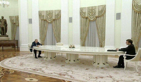 Macron kept at distance from Putin after refusing Covid test