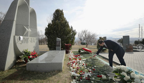 Вазгену Саркисяну исполнилось бы 63 года: Сурен Папикян посетил воинский пантеон “Ераблур”