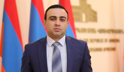 Այս անհեթեթությունն անգամ հերքման կարիք չունի. Տարոն Չախոյանը՝ Նիկոլ Փաշինյանի՝ ընտանիքի հետ Հայաստանը լքելու լուրերի մասին