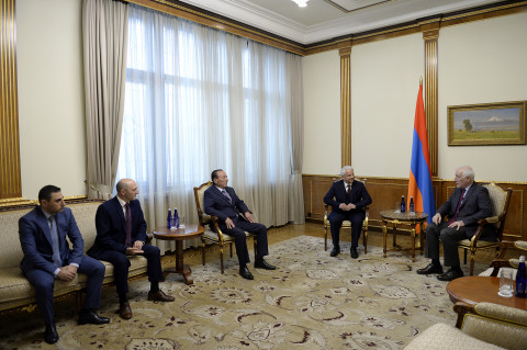 ՀՀ նախագահը և ՍԴՀԿ կենտրոնական վարչության անդամները քննարկել են երկրի ներքաղաքական իրավիճակին վերաբերող հարցեր