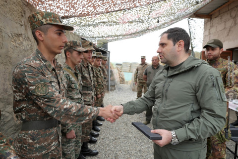 Սուրեն Պապիկյանն այցելել է մի շարք զորամասեր և մարտական դիրքեր, պարգևատրել ծառայության ընթացքում աչքի ընկած զինծառայողներին