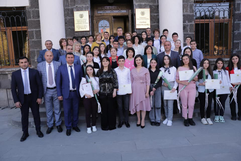 Նազելի Բաղդասարյանը պատվոգրեր ու հուշանվերներ է հանձնել «Հայաստան ասելիս․․․․» մրցույթի հաղթողներին