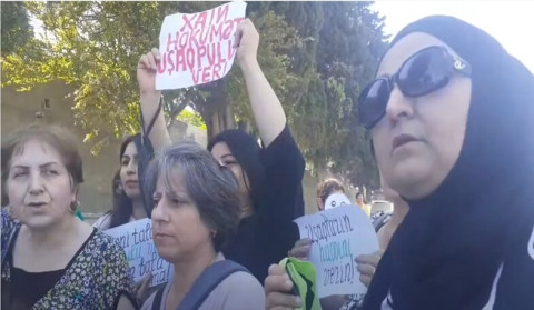 “Xain hökumət uşaqpulu ver!”: Azərbaycanda etiraz aksiyası keçirilib