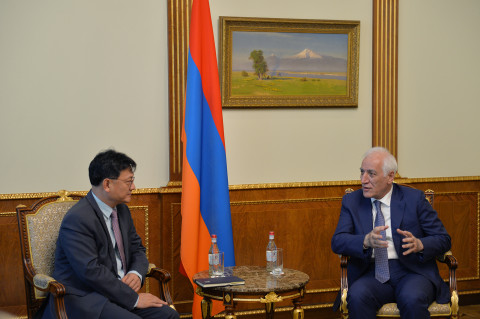 Հայաստանը վստահելի գործընկեր է. Ասիական զարգացման բանկի փոխնախագահը՝ Վահագն Խաչատուրյանին