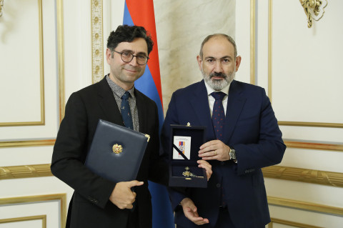 ՀՀ վարչապետը Նոբելյան մրցանակակիր Արտեմ Փաթափությանին պարգևատրել է Սուրբ Մեսրոպ Մաշտոցի շքանշանով