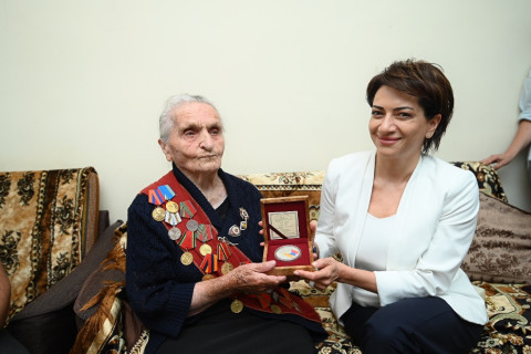 ՀՀ վարչապետի տիկինն այցելել է Քաջարան և տեսակցել 100-ամյա Արշալույս տատին