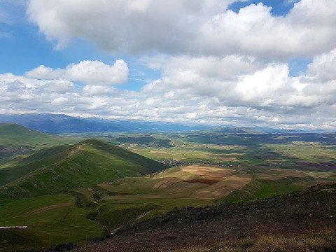 Հատիս լեռը երկրաբանական հուշարձան է, որի տարածքում շինարարական և հողային աշխատանքներն օրենքով արգելված են. Երկրաբանական գիտությունների ինստիտուտ