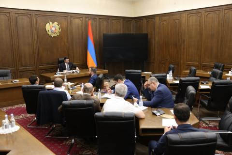 Չհրապարակել 33 պատգամավորի լիազորությունները դադարեցնելու վերաբերյալ հարցի քննարկումը 1 շաբաթով հետաձգվել է ընդդիմադիր պատգամավորների բացակայության պատճառով
