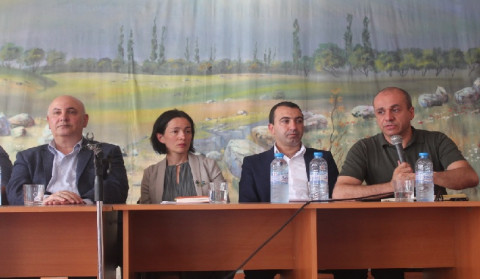 Լուծումները պետք է գտնել համատեղ ու շարունակական աշխատանքով. Ժաննա Անդրեասյանը հանդիպել է Արագածոտնի դպրոցների տնօրենների հետ