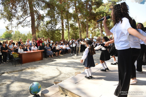 Արցախի նախագահը Ստեփանակերտի «Անտոնիա Արսլան» կրթահամալիրում ներկա է եղել առաջին զանգի հանդիսավոր արարողությանը