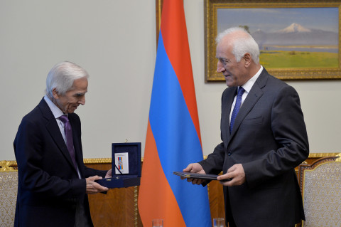 ՀՀ նախագահը պետական բարձր պարգև է հանձնել բժշկագիտության դոկտոր Ռոջեր Օհանեսյանին