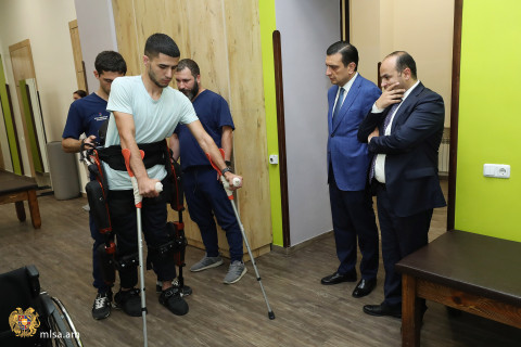 Նարեկ Մկրտչյանը «Զինվորի տանը» ծանոթացել է էկզոսկելետոն աջակցող սարքի հնարավորություններին