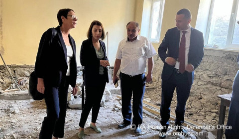 ER Ombudsmanı və Fransa səfiri Syunikdə Azərbaycanın təcavüzündən zərər çəkmiş ailələrə baş çəkiblər