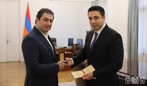 Ален Симонян вручил Памятную медаль Айко брату певца