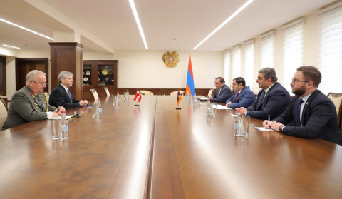 Suren Papikyan Avstriya səfirinə Azərbaycanın təcavüzü nəticəsində yaranmış vəziyyəti təqdim edib