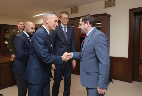 Suren Papikyan general-mayor Daniel Lasika ilə görüşüb