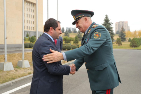 Ermənistan və Qazaxıstanın müdafiə nazirləri müdafiə sahəsində əməkdaşlığın inkişaf etdirilməsi imkanlarına toxunublar
