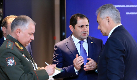 Papikyan və Şoyqu müdafiə sahəsində əməkdaşlıqla bağlı bir sıra məsələlər ətrafında fikir mübadiləsi aparıblar
