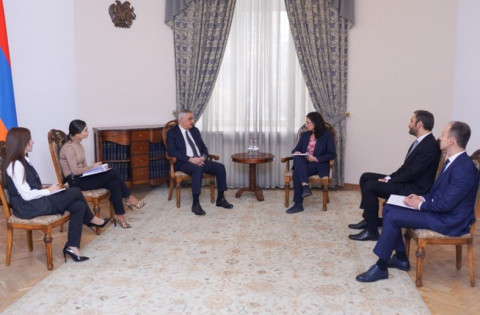 Mher Grigoryanla AYİB-in direktoru arasında keçirilən görüşdə Sisian-Kacaran yolunun tikintisinə hazırlıq işlərinin vacibliyi qeyd edilib