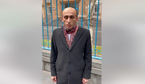 Artak Beqlaryan BMT ofisi qarşısında müddətsiz oturaq aksiyaya başlayıb