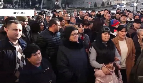 Artsaxlı etirazçılar gecəni Stepanakert hava limanına bitişik ərazidə keçiriblər
