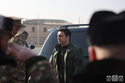 Alen Simonyan cəbhə xəttində döyüş növbətçiliyində olan hərbçilərə baş çəkib