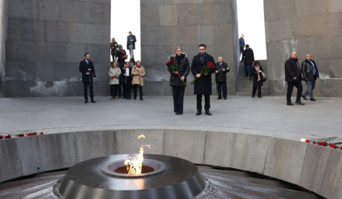 Fransa Parlamentinin sədri Tsitsernakaberd Memorialını zaiyarət etdi