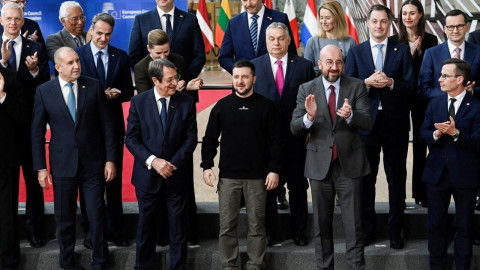 Zelensky hopes for EU jets, gets standing ovation in Brussels