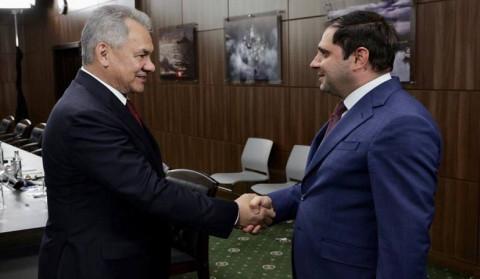 Suren Papikyan və Sergey Şoyqu müdafiə sahəsində əməkdaşlıqla bağlı bir sıra məsələləri müzakirə ediblər