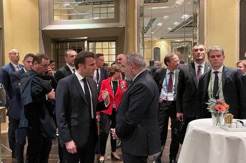 Prime Minister Pashinyan had a short meeting with Emmanuel Macron