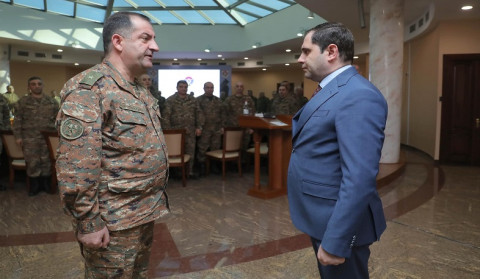 Suren Papikyan qoşunlarda döyüş qabiliyyətinin davamlı olaraq təkmilləşdirildiyinə əhəmiyyət verib
