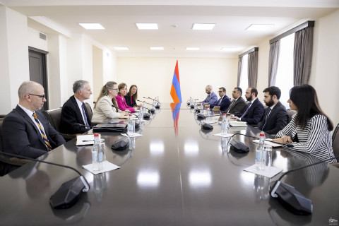 Ararat Mirzoyan ABŞ dövlət katibinin köməkçisinin müavini ilə görüşüb