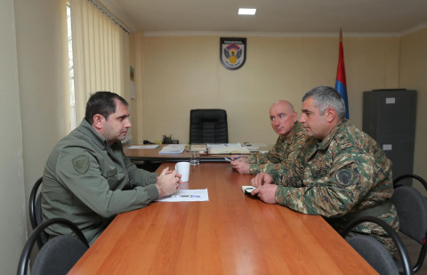 Suren Papikyan MN hərbi hissəsinin zabitləri ilə söhbətində SQ-nin döyüş qabiliyyətinin artırılması istiqamətində görülən işlərə toxunub