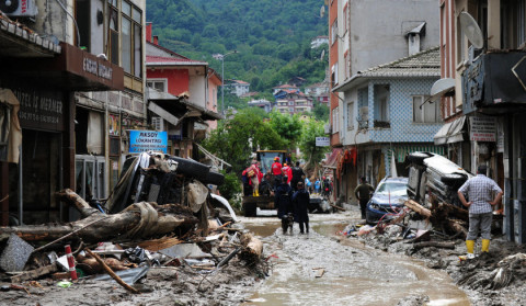 Ankarada güclü leysan yağışları yağıb və fırtına olub