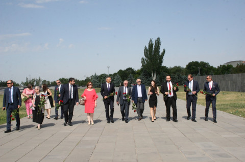 Avropa Parlamentinin nümayəndə heyəti Erməni Soyqırımı Memorialını ziyarət edib