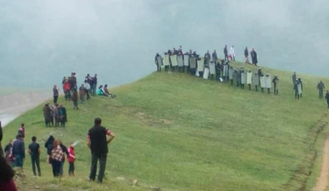 Jurnalistlərin zorla Gədəbəydən çıxarıldığı bildirilir