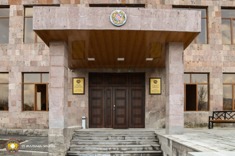 Ոստիկանի նկատմամբ բռնություն գործադրելու դեպքի առթիվ երեք անձ ձերբակալվել է