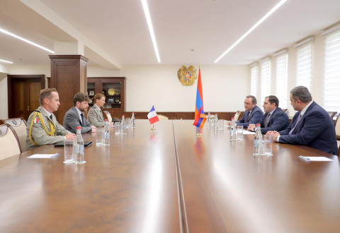Papikyan və səfir Dekotini Fransa səfirliyində hərbi attaşe ofisinin yaradılmasına əhəmiyyət veriblər