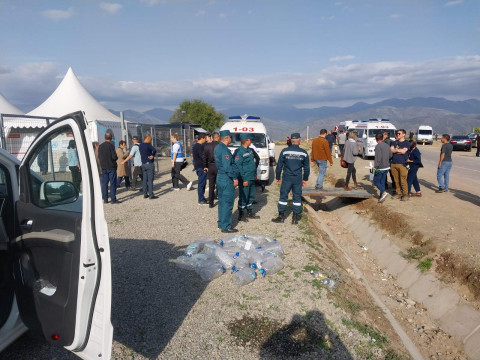 Փրկարարները մարդասիրական օգնություն են ցուցաբերում Լեռնային Ղարաբաղից բռնի տեղահանվածներին