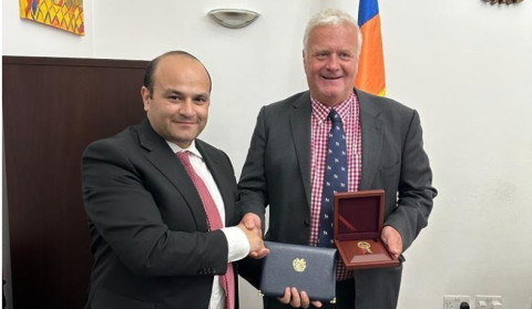 Ռազմական բժիշկ, պրոֆեսոր Սթիվ Ժեֆերին իր թիմով ժամանել է Հայաստան՝ օգնելու հայ բժիշկներին