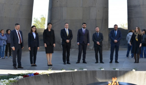 Litva Seyminin vitse-prezidentinin rəhbərlik etdiyi nümayəndə heyəti Tsitsernakaberd Memorial Kompleksini ziyarət edib