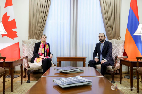 Private conversation between foreign ministers of Armenia and Canada is underway